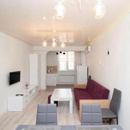 Excellent Apartment In The Republic Square Pushkin 3 Yerevan Bagian luar foto